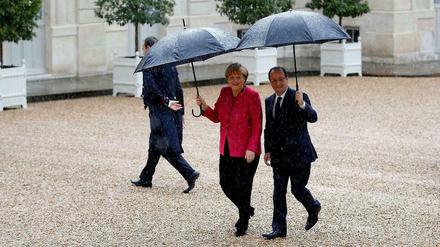 Trübe wie das Wetter war zuletzt das Verhältnis zwischen Deutschland und Frankreich. Angela Merkel und François Hollande suchten in Paris nach Lösungen.