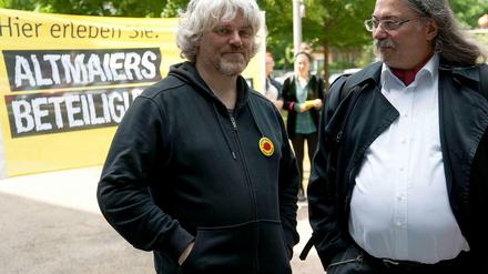 zwei Mänenr vor Protestplakat