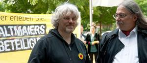 zwei Mänenr vor Protestplakat