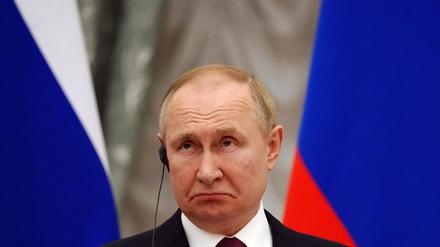 15.02.2022, Russland, Moskau: Russlands Präsident Wladimir Putin schaut auf einer gemeinsamen Pressekonferenz mit Bundeskanzler O. Scholz (SPD) nach einem mehrstündigen Vier-Augen-Gespräch im Kreml. Scholz traf den russischen Präsidenten zu Gesprächen über die Situation an der ukrainischen-russischen Grenze. Formal handelt es sich um einen Antrittsbesuch des Kanzlers.