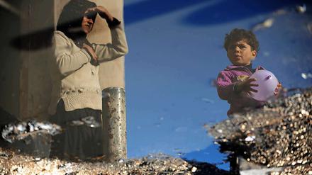 In Homs sind viele Häuser zerstört. Auch die fast dreijährige Sumeela stammt daher. Nach Deutschland darf sie nicht reisen. Die Botschaft hält sie für eine Terroristin.