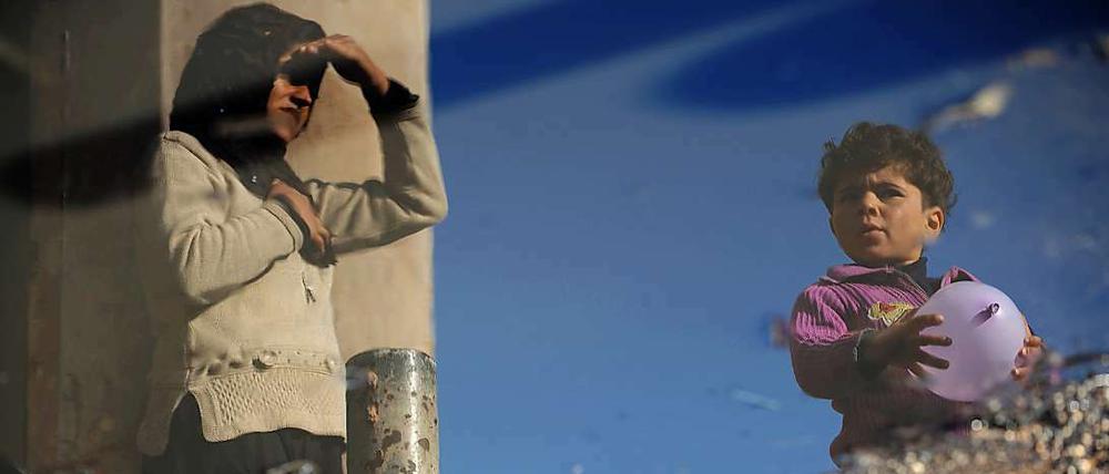 In Homs sind viele Häuser zerstört. Auch die fast dreijährige Sumeela stammt daher. Nach Deutschland darf sie nicht reisen. Die Botschaft hält sie für eine Terroristin.