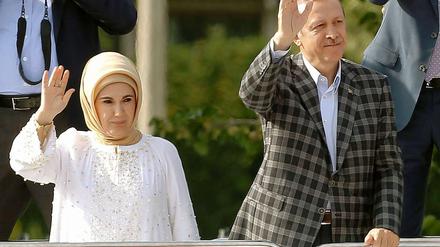 Der türkische Premier Recep Tayyip Erdogan und seine Frau Emine werden von Anhängern in Istanbul bejubelt.