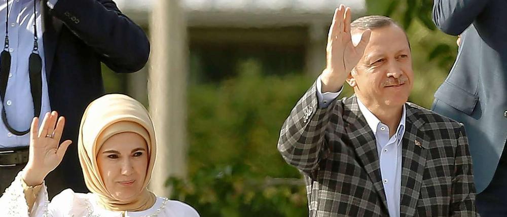 Der türkische Premier Recep Tayyip Erdogan und seine Frau Emine werden von Anhängern in Istanbul bejubelt.