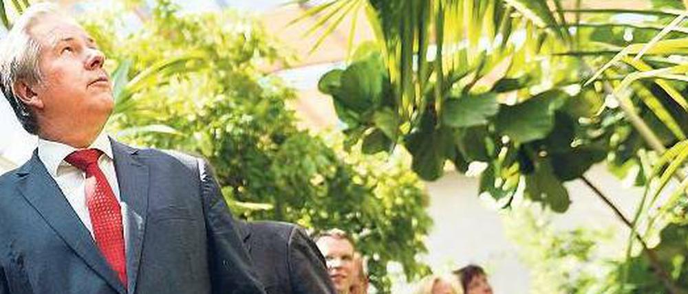 Im Dschungelcamp. Klaus Wowereit hatte früher mal einen Wellensittich – nun schreitet er durchs neue Vogelhaus.