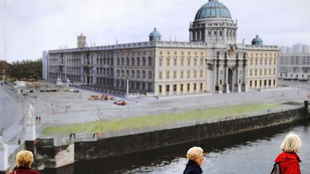 Eine Simulation des Berliner Stadtschlosses: So wie es hier auf die Planen gedruckt ist, soll es aussehen, wenn es fertig ist. 