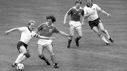 Am Ball nicht zu stoppen. Karl-Heinz Rummenigge 1982 im Länderspiel gegen Österreich.