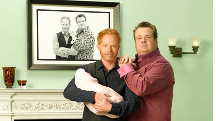 Vater, Vater, Kind. Regenbogenfamilien sind in den USA im Mainstream angekommen. In der erfolgreichen US-amerikanischen Comedyserie „Modern Family“ spielen Jesse Tyler Ferguson (links) und Eric Stonestreet (rechts) ein schwules Paar, das zusammen ein Kind adoptiert.