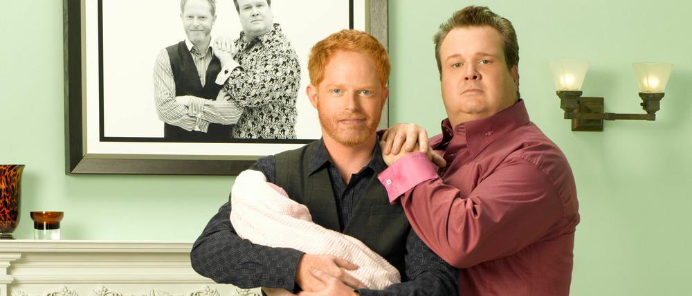 Vater, Vater, Kind. Regenbogenfamilien sind in den USA im Mainstream angekommen. In der erfolgreichen US-amerikanischen Comedyserie „Modern Family“ spielen Jesse Tyler Ferguson (links) und Eric Stonestreet (rechts) ein schwules Paar, das zusammen ein Kind adoptiert.
