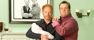 Vater, Vater, Kind. Regenbogenfamilien sind in den USA im Mainstream angekommen. In der erfolgreichen US-amerikanischen Comedyserie „Modern Family“ spielen Jesse Tyler Ferguson (links) und Eric Stonestreet (rechts) ein schwules Paar, das zusammen ein Kind adoptiert.