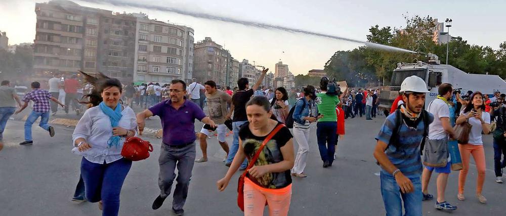Auf dem Taksim-Platz in Istanbul ist keine Ruhe in Sicht. Am Sonnabend warfen die Demonstranten mit Blumen, die Polizei setzte Wasserwerfer ein.