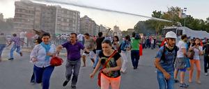 Auf dem Taksim-Platz in Istanbul ist keine Ruhe in Sicht. Am Sonnabend warfen die Demonstranten mit Blumen, die Polizei setzte Wasserwerfer ein.