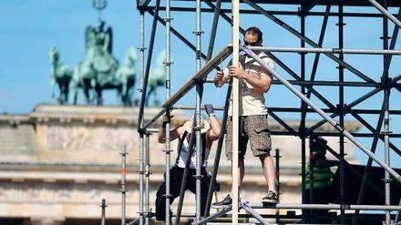 Letzte Vorbereitungen vor der Obama- Rede am Brandenburger Tor. Foto: dpa