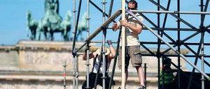 Letzte Vorbereitungen vor der Obama- Rede am Brandenburger Tor. Foto: dpa