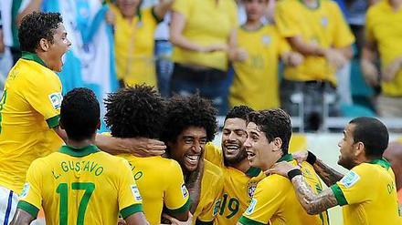 Erstes Länderspieltor. Brasiliens Dante (2.v.r.) inmitten seiner Mannschaftskollegen.
