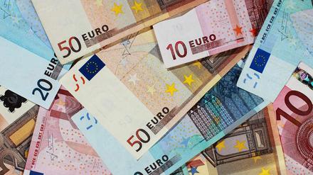 Die Europäische Kommission will Unternehmen in Krisenländern vor der Kreditklemme bewahren. Dafür sollen verschiedene Fördertöpfe mit Geldern der Europäischen Investitionsbank kombiniert werden. Entscheidungen sollen auf dem EU-Gipfel kommende Woche fallen.