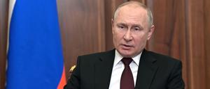 Wladimir Putin, Präsident von Russland, spricht aus dem Kreml heraus in einer Fernsehansprache zur Nation über die Anerkennung von Regionen eines anderen Staates, der Ukraine, als selbstständig.