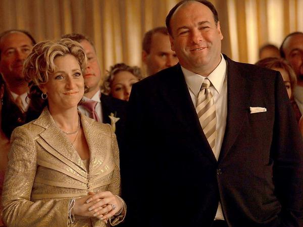 Tony Soprano alias Gandolfin (l.) und Ehefrau Carmela, gespielt von Edie Falco.