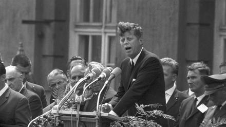 John F. Kennedy bei seiner historischen Rede vor dem Rathaus Schöneberg.