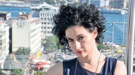 Istanbul im Blick. Gülriz Egilmez hat in Berlin Modedesign studiert, jetzt lebt sie in Istanbul und sorgt dafür, dass sich Designer beider Städte austauschen. In zwei Wochen zeigen vier türkische Designerinnen auf der Berliner Fashion Week ihre Kollektionen. 