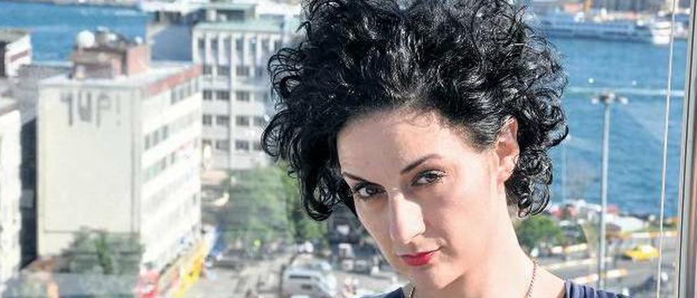 Istanbul im Blick. Gülriz Egilmez hat in Berlin Modedesign studiert, jetzt lebt sie in Istanbul und sorgt dafür, dass sich Designer beider Städte austauschen. In zwei Wochen zeigen vier türkische Designerinnen auf der Berliner Fashion Week ihre Kollektionen. 