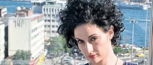 Istanbul im Blick. Gülriz Egilmez hat in Berlin Modedesign studiert, jetzt lebt sie in Istanbul und sorgt dafür, dass sich Designer beider Städte austauschen. In zwei Wochen zeigen vier türkische Designerinnen auf der Berliner Fashion Week ihre Kollektionen.