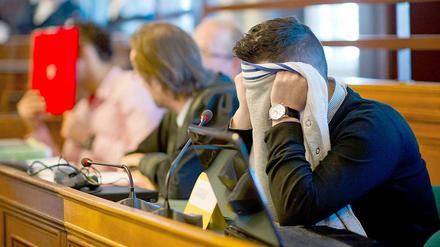 Prozess in Berlin: Nach der tödlichen Attacke am 14. Oktober am Alexanderplatz müssen sich sechs 19- bis 24-jährige Männer wegen Körperverletzung mit Todesfolge oder Körperverletzung verantworten. 