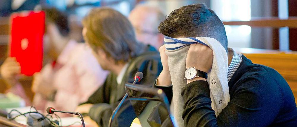 Prozess in Berlin: Nach der tödlichen Attacke am 14. Oktober am Alexanderplatz müssen sich sechs 19- bis 24-jährige Männer wegen Körperverletzung mit Todesfolge oder Körperverletzung verantworten. 