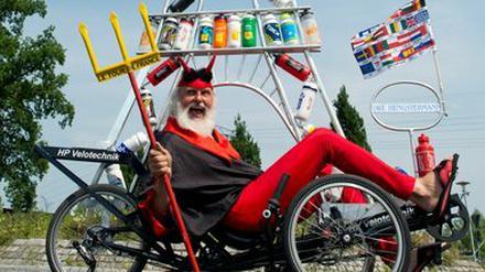 Didi Senft und sein Eiffelturm-Liegerad. Auch dieses Jahr nimmt der Brandenburger Fahrrad-Enthusiast an der Tour teil.