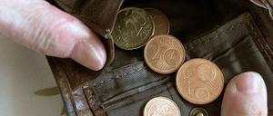 Ein offener Geldbeutel, in dem nur wenige Centstücke liegen