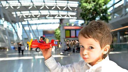 Islamistische Terroristen (Abbildung irreführend) planten offenbar Anschläge mit Modellflugzeugen (Abbildung ähnlich) auf Ziele in Süddeutschland.