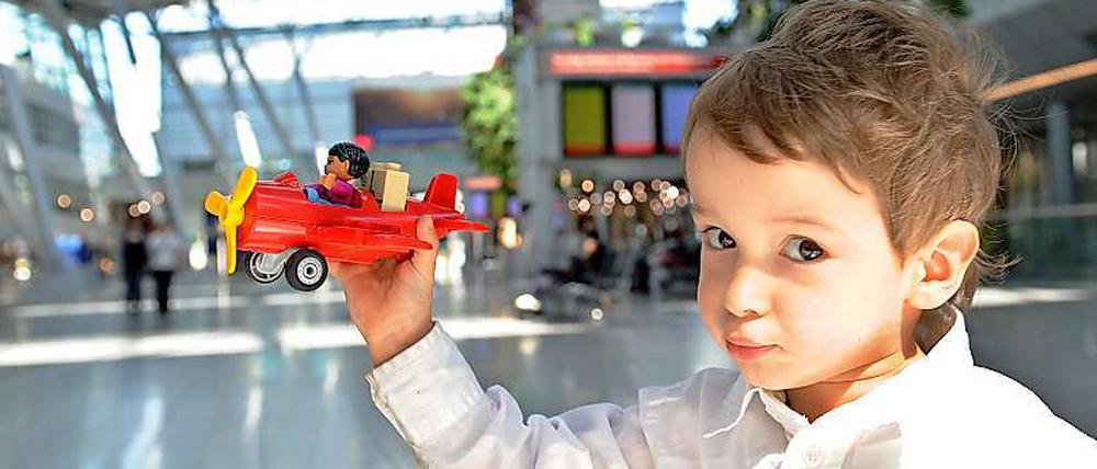 Islamistische Terroristen (Abbildung irreführend) planten offenbar Anschläge mit Modellflugzeugen (Abbildung ähnlich) auf Ziele in Süddeutschland.