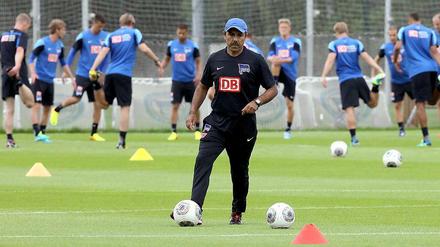 Jos Luhukay steht vor seinen Spielern auf dem Trainigsplatz.