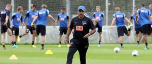 Jos Luhukay steht vor seinen Spielern auf dem Trainigsplatz.
