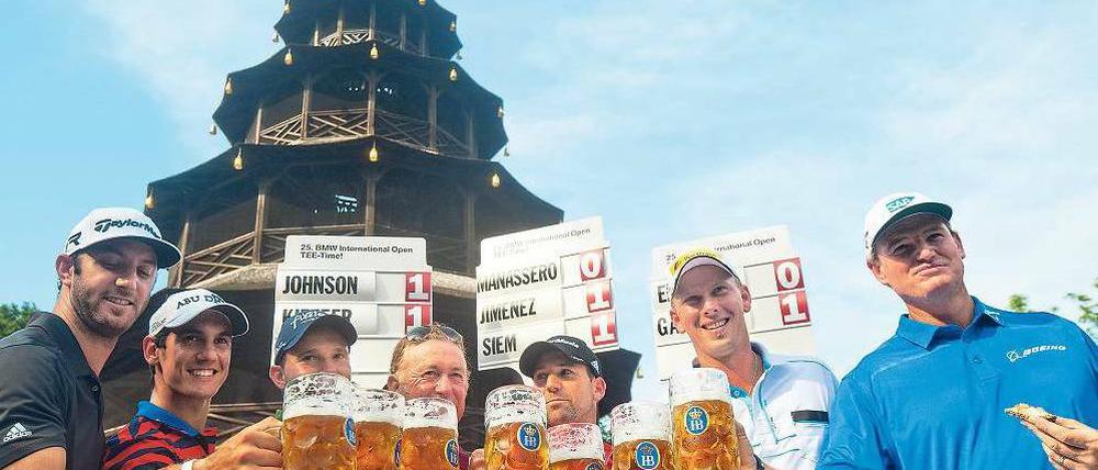 O’zapft is. Die Golfprofis Dustin Johnson (USA), Matteo Manassero (Italien), Max Kieffer (Deutschland), Miguel Angel Jimenez, Sergio Garcia (beide Spanien), Marcel Siem (Deutschland) und Ernie Els (Südafrika, von links) prosten sich im Englischen Garten zu. Foto: dpa