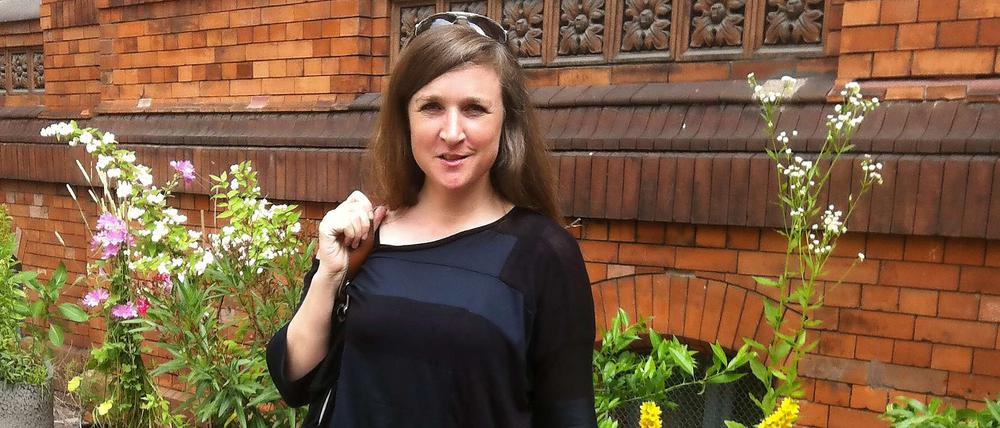 Zwischen Grünzeug. Die Professorin Friederike von Wedel-Parlow leitet den Master "Sustainability in Fashion".