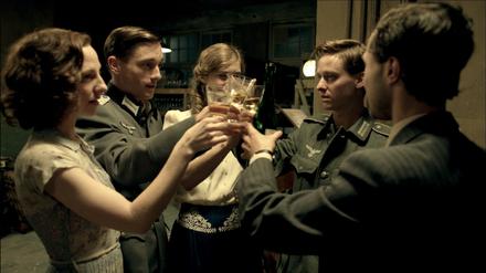 Ein letztes Mal feiern, bevor es in den Krieg geht: Greta (Katharina Schüttler, v.l.), Wilhelm (Volker Bruch), Charlotte (Miriam Stein), Friedhelm (Tom Schilling), Viktor (Ludwig Trepte).