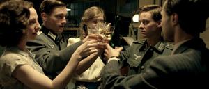Ein letztes Mal feiern, bevor es in den Krieg geht: Greta (Katharina Schüttler, v.l.), Wilhelm (Volker Bruch), Charlotte (Miriam Stein), Friedhelm (Tom Schilling), Viktor (Ludwig Trepte).