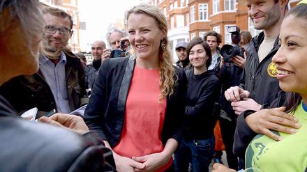 Die Wikileaks-Aktivistin Sarah Harrison ist eine sehr schlanke, attraktive Frau, auf diesem Bild trägt sie blonde Haare.