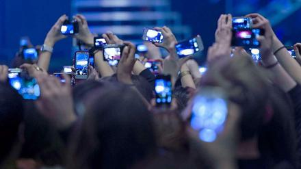 Fans halten bei einem Justin-Bieber-Konzert ihre Smartphones in die Höhe