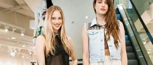 Anziehpuppen. Bei der Eröffnung von "Forever 21" durften Kundinnen sich aufs Podest stellen.