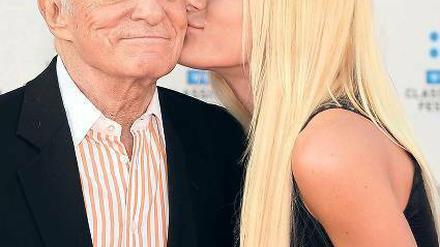 „Playboy“-Gründer Hugh Hefner – im Bild mit seiner dritten Frau Crystal Harris – hält das Image des Lebemanns aufrecht. Foto: AFP