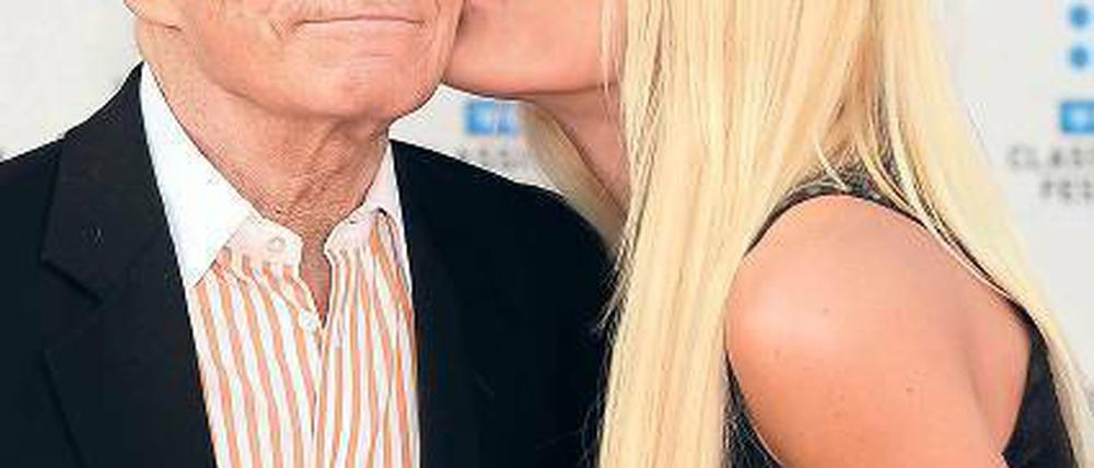 „Playboy“-Gründer Hugh Hefner – im Bild mit seiner dritten Frau Crystal Harris – hält das Image des Lebemanns aufrecht. Foto: AFP