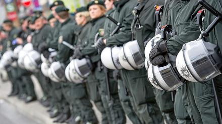 Das Bundespolizeigesetz besagt, dass sich Beamte auf ihre „grenzpolizeiliche Erfahrung“, sprich: ihr Bauchgefühl, verlassen sollen. Dies birgt Gefahren für Rassismus.