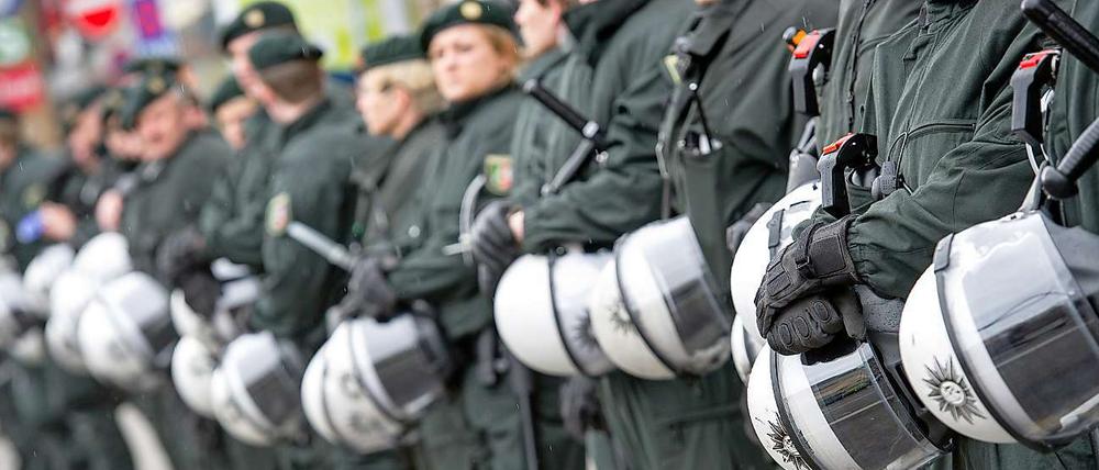 Das Bundespolizeigesetz besagt, dass sich Beamte auf ihre „grenzpolizeiliche Erfahrung“, sprich: ihr Bauchgefühl, verlassen sollen. Dies birgt Gefahren für Rassismus.