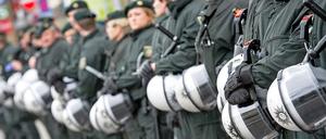 Das Bundespolizeigesetz besagt, dass sich Beamte auf ihre „grenzpolizeiliche Erfahrung“, sprich: ihr Bauchgefühl, verlassen sollen. Dies birgt Gefahren für Rassismus.