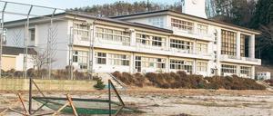 Spuren der Katastrophe. Ein verwüsteter Sportplatz in Fukushima. 