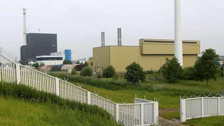 hinten schwarzer Kastenbau (Akw), vorne beiger Kastenbau (Zwischenlager)