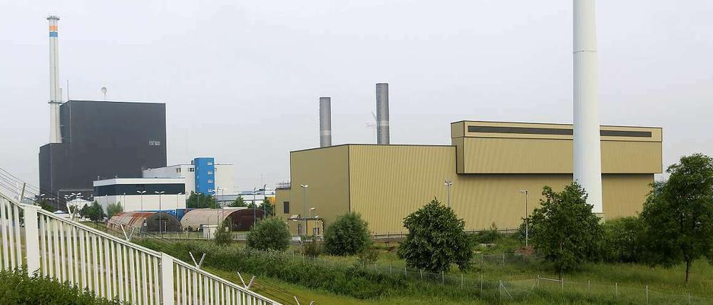 hinten schwarzer Kastenbau (Akw), vorne beiger Kastenbau (Zwischenlager)