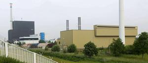 hinten schwarzer Kastenbau (Akw), vorne beiger Kastenbau (Zwischenlager)